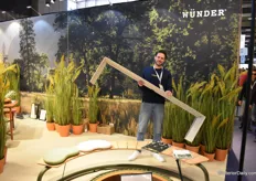 Frederik Vanpevenaeyge with outdoor furniture from Wünder, among which a bench that Frederik is demonstrating!